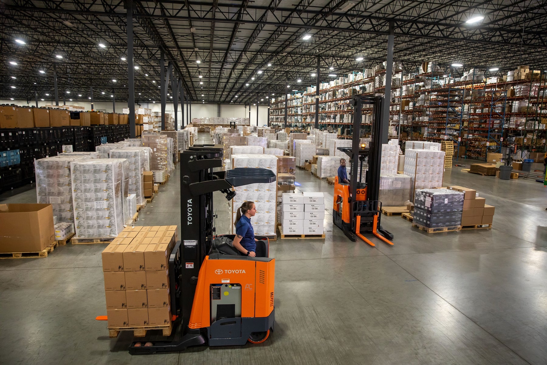 Optimizing Warehouse Operations with Indoor Toyota Forklifts