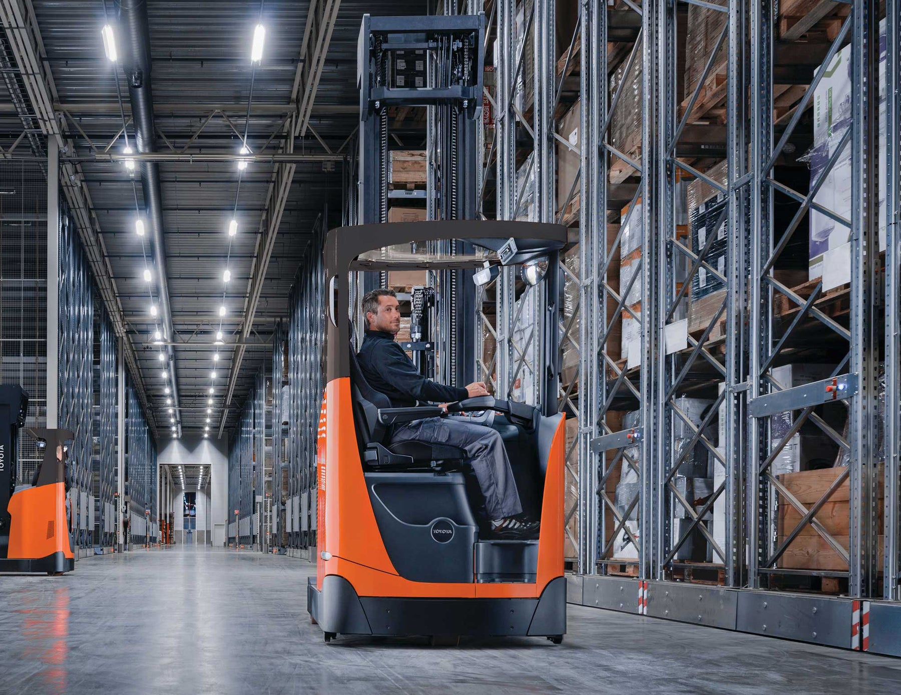 Toyota Moving Mast Reach Truck: A Flexible Solution for Indoor and Outdoor Operations